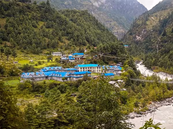 phakding village alongisde dudh koshi river