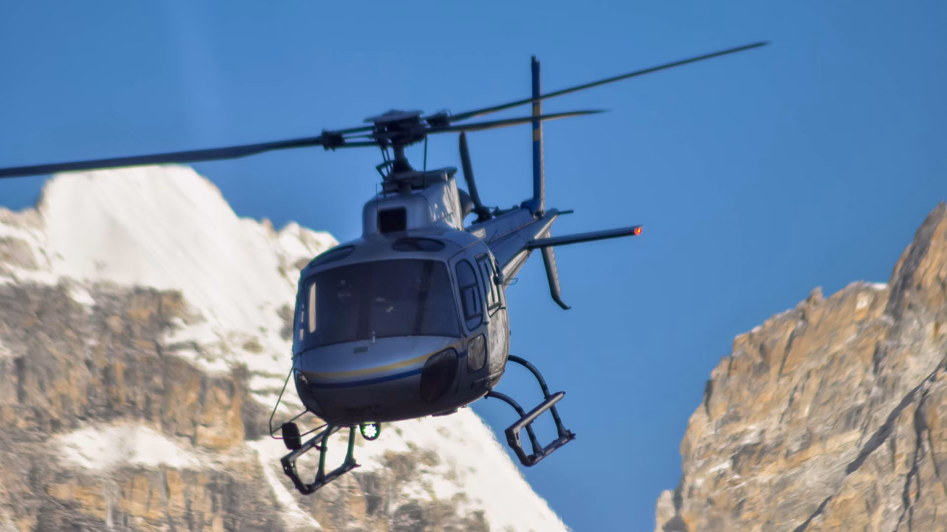 Helicopter with Himalayan mountain views during the Everest Base Camp Trek with Helicopter Return.