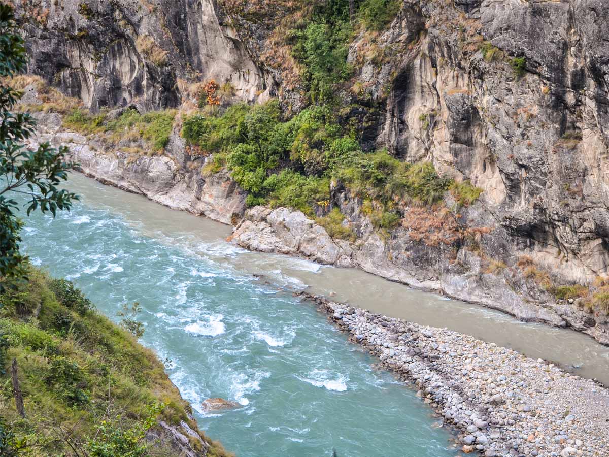 budhi gandaki river on the manaslu trek
