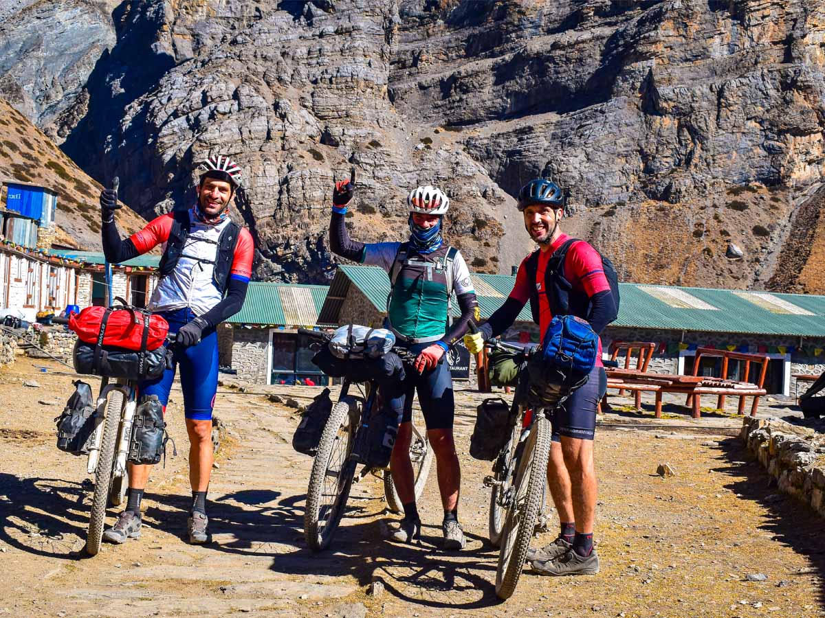 cyclers at thorong phedi