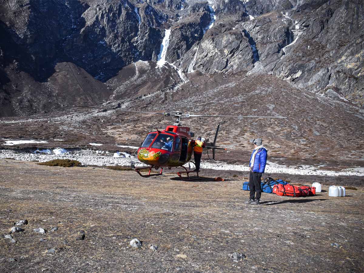 Helicopter at pheriche with load distributin