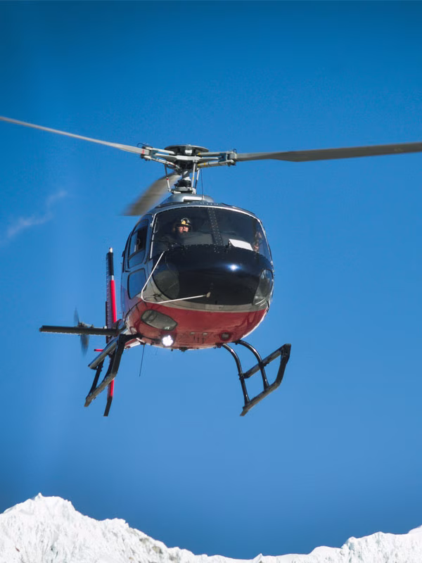 Helicopter with Himalayan mountain views during the Everest Base Camp Tour 5 Days